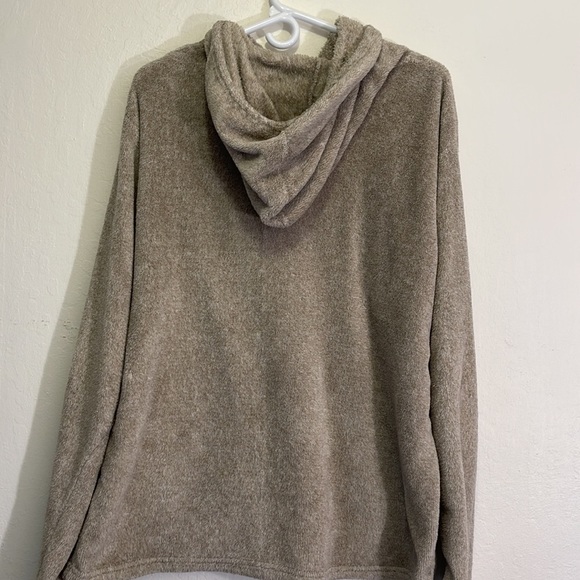 Forever 21 Fuzzy Tan Hoodie Size Large Men. Great Condition, rarely used 9.5/10 - Picture 3 of 3